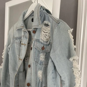Jeans jacka  - Jag säljer denna jeans jackan som knappt används från Prettylittlethings. Den är i storlek XS/S och set ut som ny. Den har kostat 500 kr men säljer den nu billigt   Frakt är spårbar och kostar 66kr 💗