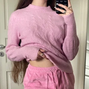 Stickad tröja - Jättefin stickad tröja som passar bra på mig som har s. Använd men fortfarande i bra skick. Köpare står för frakten. 💞