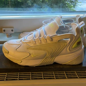 Nike zoom 2k - Nike zoom 2k- white/barely/volt/ghost aqua Köpta mars 2020  Sparsamt använda men lite märken här oc var som förmodligen kan tvättas bort