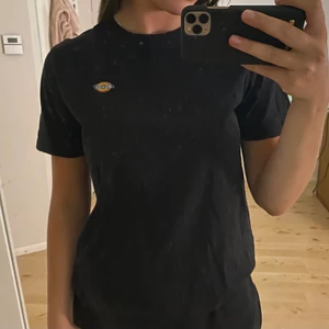 Dickies t shirt  - Svart dickies t shirt med litet tryck, köpt från zalando