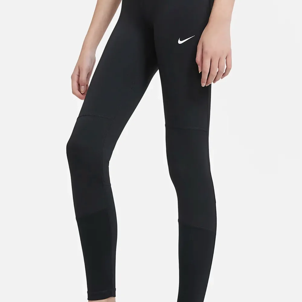 Säljer mina fina svarta Nike PRO tights pga att de inte kommer till användning. (Bild från Nikes hemsida). Hoodies.