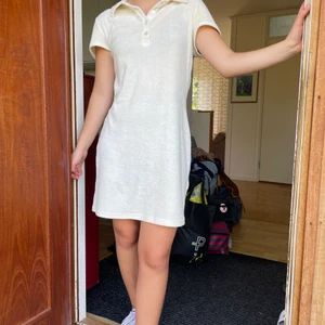 Klänning i frotté  - En cool klänning i frotté material som är perfekt på sommaren. Vit/creme vit.