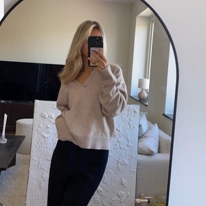 V-ringad tröja - Köpt i höstas i Paris. Kommer ej till användning för mig så säljer vidare. 💕