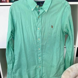 Skjortor Ralph Lauren Hilfiger - Polo M slim fit Hilfiger L slim fit  Knappt använde rena men behövs strykas  500 kr styck 
