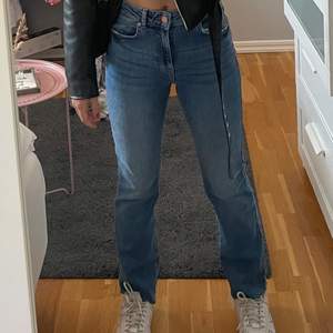Ett par skit snygga jeans från Gina tricot. Använder inte så mycket längre pågrund av att jag tröttnat på dom! Köpte för 3 år sedan och har använt ett 10 tal gånger!  Dom Går ut lite längst ner på byxbenet. Om du är intresserad kan du få fler bilder! ❤️‍🔥⚡️🧚🏼‍♀️