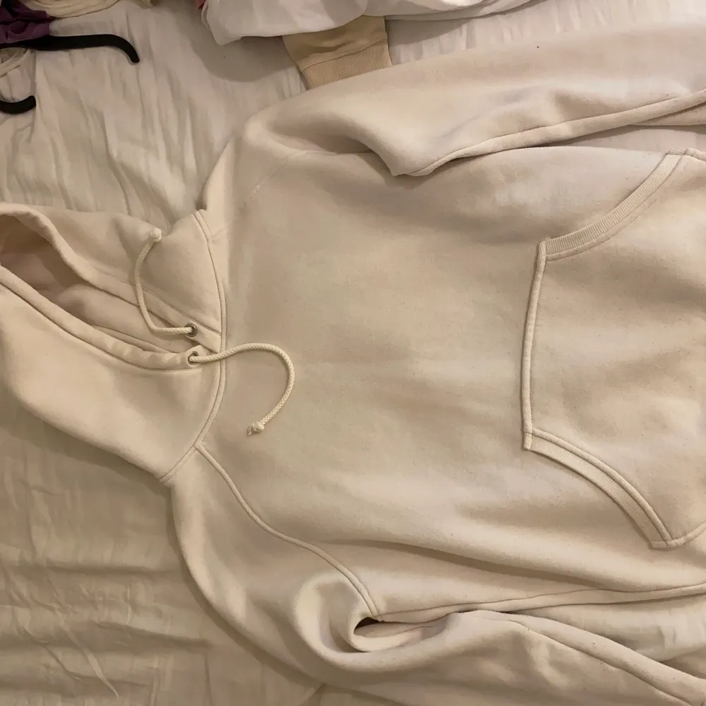 Enkel vit skit skön hoodie från bikbok. Den är lite nopprig men den behåller sin kvalite! Säljer för jag int sambandet hoodie . Hoodies.