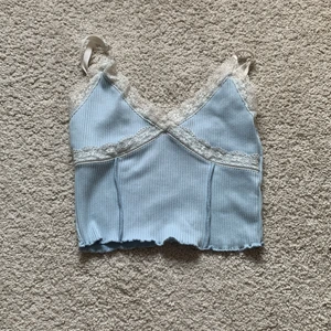 Vitt och Blått H&M linne strl xs  - Super fint linne ifrån H&M!  Kostade 100kr nytt! Använt typ 1-2 gånger pga att de är för litet på mig!🎸✨ Frakten bror på hur mycket det väger!