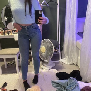 Zara jeans  - Såå snygga skinny jeans med hög midja, från Zara i strl 36! Kommer tyvärr inte till användning🫠🛍💗 100kr + frakt 66kr spårbart