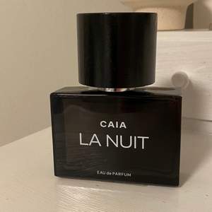 Caias parfym La Nuit (50ml). Enbart testad (på andra bilden syns det hur mycket som är kvar) Säljer då den aldrig kommer till användning. Nypris runt 595kr