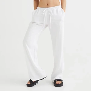 Slutsålda Linnebyxor HM - Säljer dessa populära slutsålda linnebyxor från HM. Älskar de verkligen men hr ett par exakt likadana i en annan storlek. Endast testade. Säljer för 400 + frakt, flera intresseserade = Budgivning TRYCK INTE PÅ KÖP NU