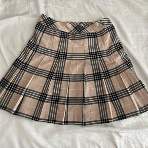 Jättefin beige kjol, som jag använt lite då och då. Den är i jättefint skick och sitter väldigt fint på! ✨🤎 Köparen står för frakten  