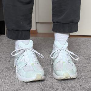 Nike Air Sneakers, vita, mintgröna och coola streetweat skor. Jättefin modell och sköna att gå i. Säljer för att de är för små. Köparen står för frakt:))