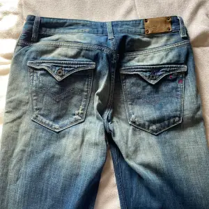 skitsnygga jeans som också är köpta på loppis och aldrig använder så säljer istället💞 straight fit