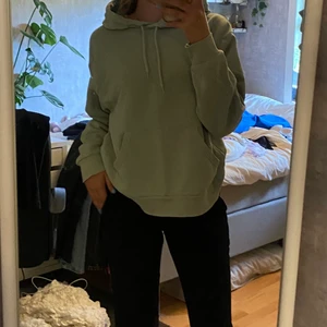 Ljusgrön hoodie  - Hoodie från Monki, bra skick. Nypris 300 kr, köpare står för frakt☺️