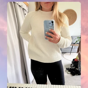 Stickad tröja - Stickad tröja med dragkedja på ryggen, vilket gör att den går att använda som kofta. Går upp lite högre i halsen. Strl: S, men M funkar.