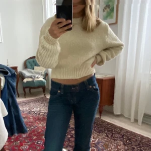 Beige stickad tröja strl S - Beige kortare stickad tröja från Zara i storlek S. Tröjan är skön och i bra skick. Framsidan är lite finare stickat och baksidan lite grövre.