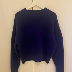 Tröja - Stickad mörkblå tröja från zara, strl S! Knappt använd så jättefint skick💕 200kr + frakt (ANVÄND INTE KÖP NU)