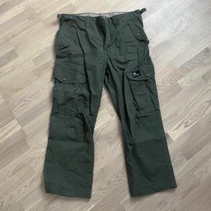 Snygga gröna cargobyxor - Köpta secondhand men aldrig använda då de var för små för mig. I fint skick. 