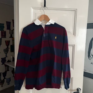 Polo ralph lauren long sleeve pique - Säljer min långärmade ralph lauren pique i storlek Medium då den blivit för liten för mig. Använd endast några få gånger så väldigt gott skick. Nypris ca 1500kr