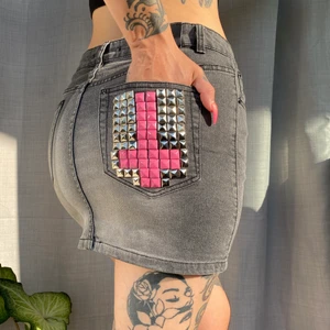 DENIM KJOL - • Svart o grå kort denim kjol • Coola nitar på ena backfickan. Har bra med fickor på båda fram- och baksida. Nästan oanvänd!