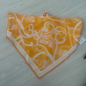 Scarf top - Säljer denna scarf top i Stl M/L. Helt oanvänd. Köparen står för frakteny