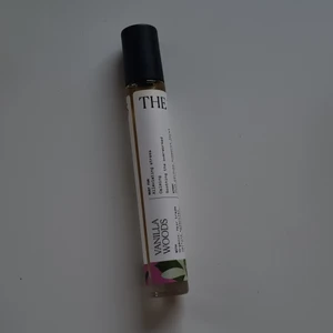 The 7 Virtues Vanilla Woods - Vanilla Woods parfym från The 7 Virtues. Använd en gång. Rollerball.