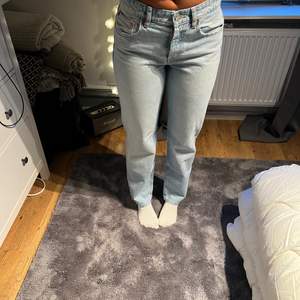 Säljer 2 st JEANS MID STRAIGHT jeans från zara (se bild 3) finns nt att köpa i app. Endast testat men blivit kvar i garderoben. Båda är i storlek 38 men sitter som 36. Köpta i butik för 359kr. Säljer båda för 500kr. Hämtas i Hovsta (örebro) swich.