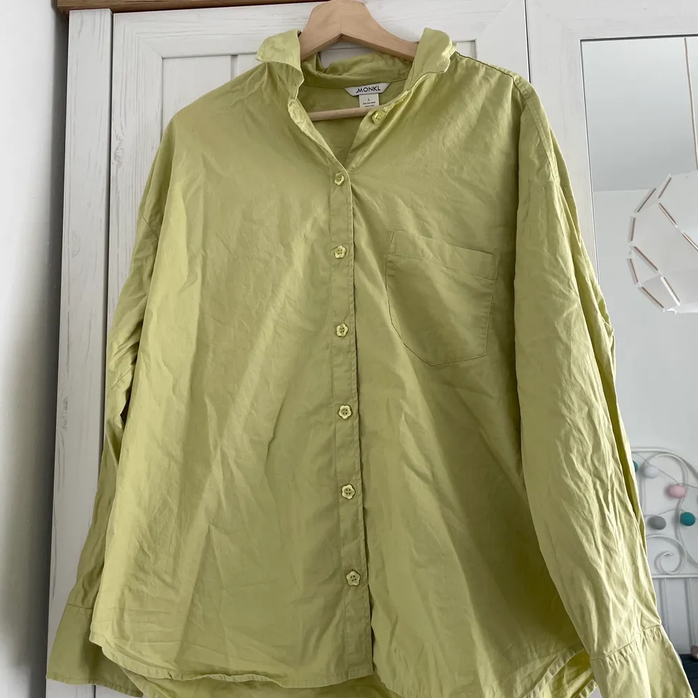 cotton shirt from Monki in light green. 🌸button closure at the front.. Skjortor.