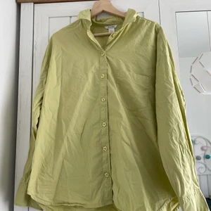 Monki shirt in light green - cotton shirt from Monki in light green. 🌸button closure at the front.