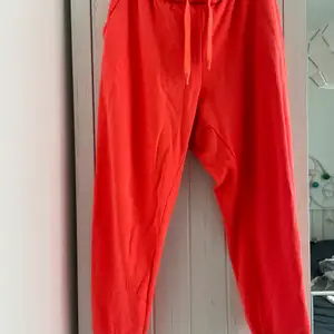 baggu sweatpants from Monki in neon pink. drawstring at the elssticated waistline. two side pockets and ribbed cuffs.