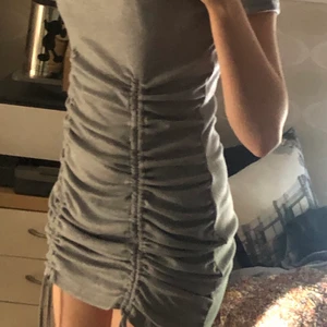 Grå klänning  - Kontakta mig vid intresse!! Säljer denna klänning från h&m då den inte kommer till användning. Längden är justerbar. Storlek S men skulle säga att den passar XS-M (det är stretchigt material). Bra skick, använd två gånger. Köpare står för frakt!