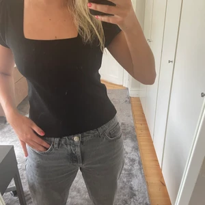 Festlig topp✨ - Jag säljer min denna snygga svarta topp från Mango!🖤Helt oanvänd. Storlek M