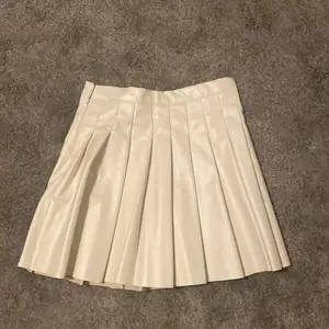 Jag säljer denna plisserade vita kjolen i fake läder eftersom att den tyvärr inte används. Den är aldrig använd och är därför i väldigt bra skick. Köparen står för frakt💗💗