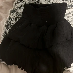 Kjol - Jag lägger upp denna igen eftersom många intresserade och vill veta vem som kan betal mest för den och är seriösast. Startar ett bud som slutar ikväll. 