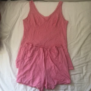 Pyjamasset - Äkta vintage(från 80-talet) pyjamas-set! Bandet i midjan på byxorna är borta men kan lätt ersättas! Annars i bra skick för sin ålder! Säljer det då jag vuxit ut det, rekomenderar till ca S!