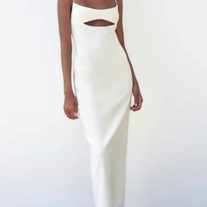 Vit klänning  - Superfin klänning från zara som tyvärr inte passar mig. Helt oanvänd och lappen sitter kvar. Har en i storlek L och en i storlek M. Ord pris 399