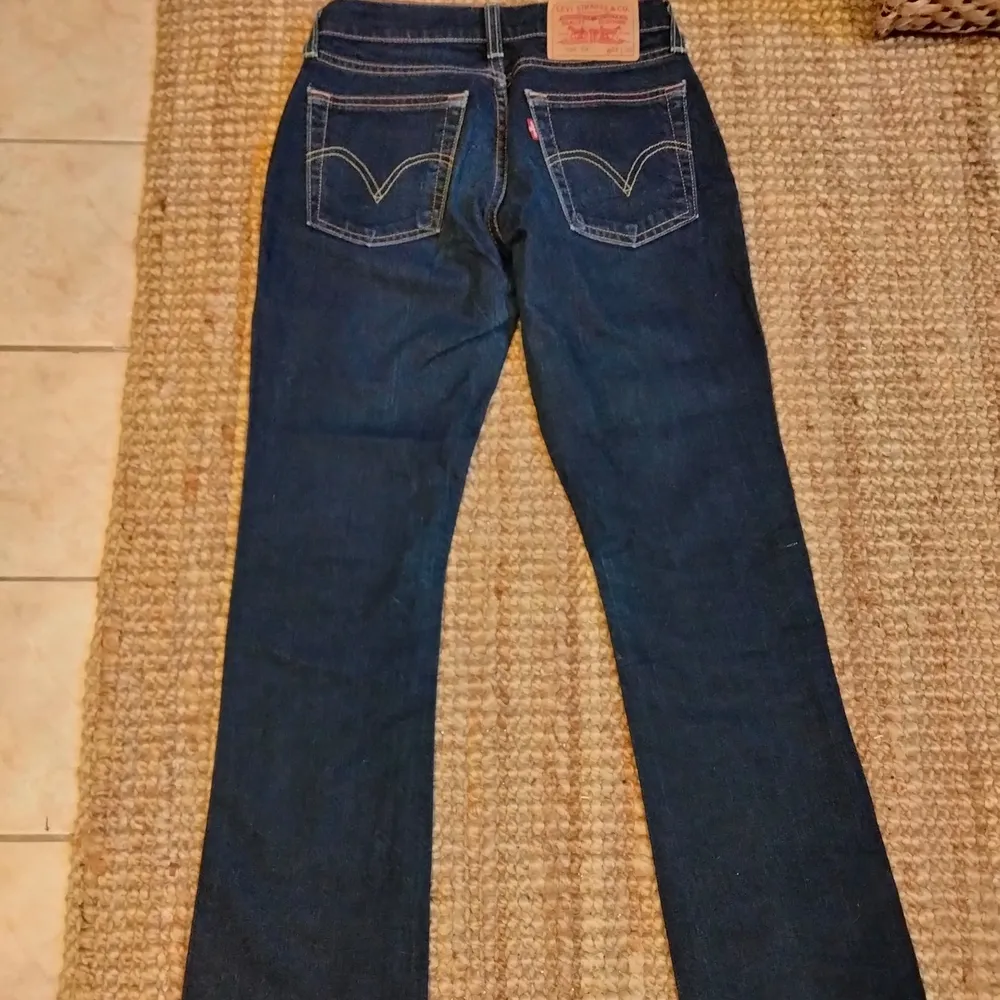 Säljer mina Levi's jeans i storlek w26/L30 som är i bootcut och low waist modell. Jeansen är i superfint skick och nästan aldrig använda men tyvärr för små för mig.. Jeans & Byxor.