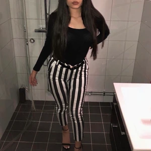 Randiga byor strl 36 - Säljer dessa svartvita byxor som e super sköna och sitter som en smäck, endast använd en gång <3💗 