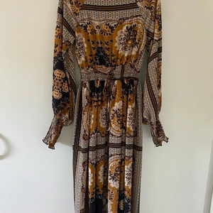 Boohoo klänning strl 38 - En super snygg klänning från boohoo i strl 38. Nyskick! 