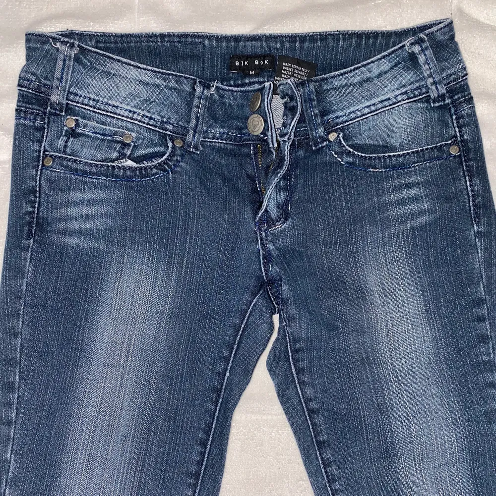 skitcoola jeans köpta på second hand men dock är för små för mig💞 storlek M men passar som mer som XS-S . Jeans & Byxor.