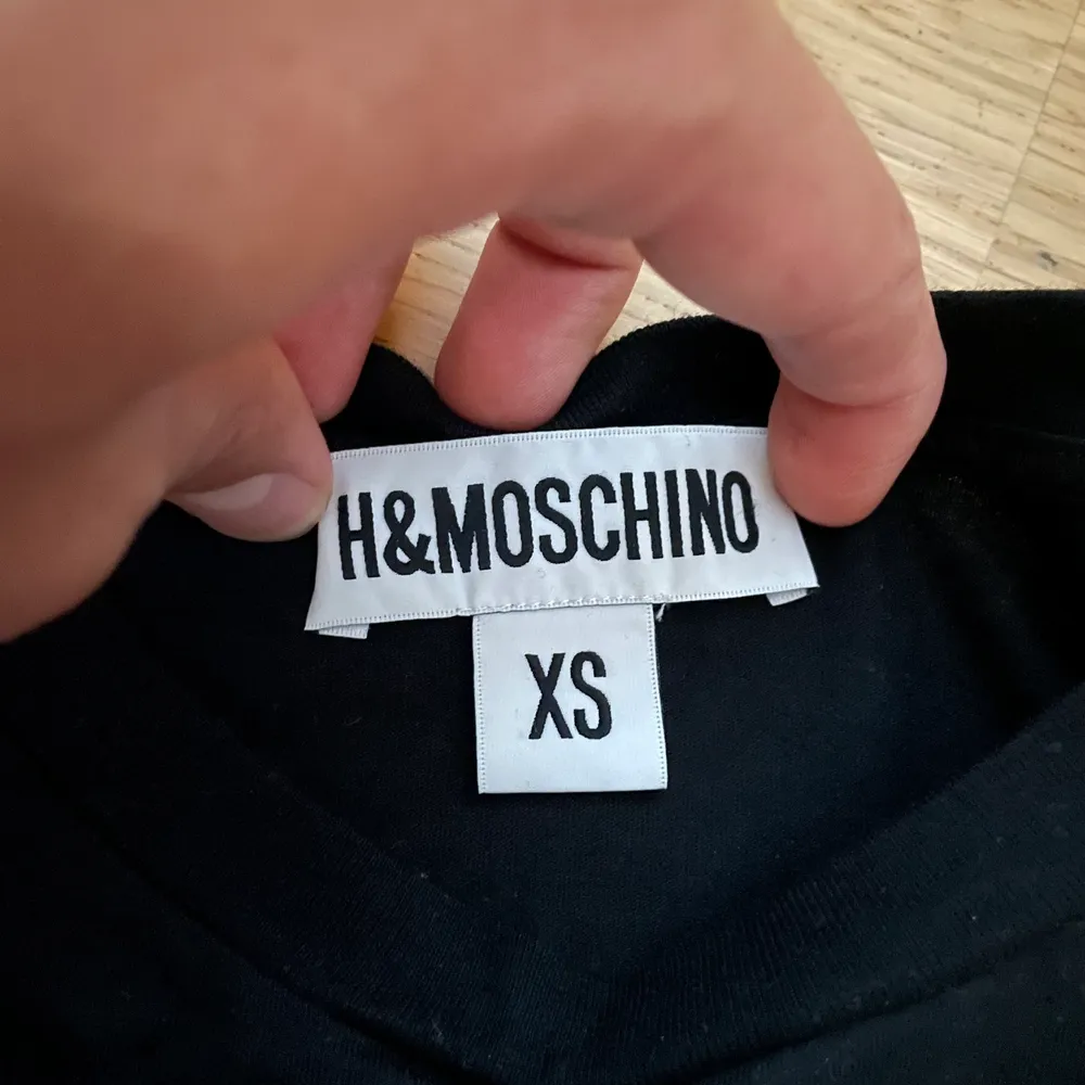 Säljer en dam HM&Moschino tshirt i storlek XS. Detta är en kollaboration mellan HM och Moschino. Köpt för 600kr, använd 2 gånger sedan dess har den bara legat i tjejens garderob.. T-shirts.