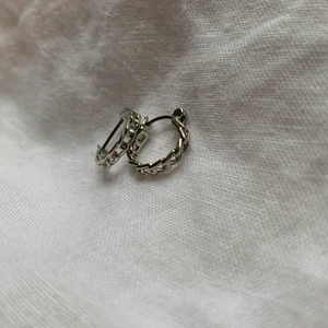 Örhängen - Coola örhängen som är som kedjor, silverfärgade! 