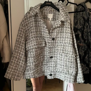 Superfin höst/vår jacka!! - Köpt på H&M, använd ca 5 gånger. Fint skick! Perfekt höst och vår jacka men funkar också lika bra på sommarkvällar!  En jacka i trendig bomber modell med super snyggt elegant tyg MÅNGA INTRESSERADE! 