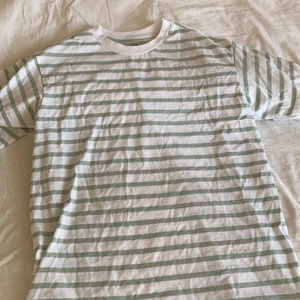 Lager 157 - En randig tröja med ljus gröna ränder!