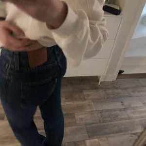 Levis jeans 501 - Mörkblåa levis jeans som tyvärr har blivit försmå för mig!!! Dom är knappt använda 💙💙