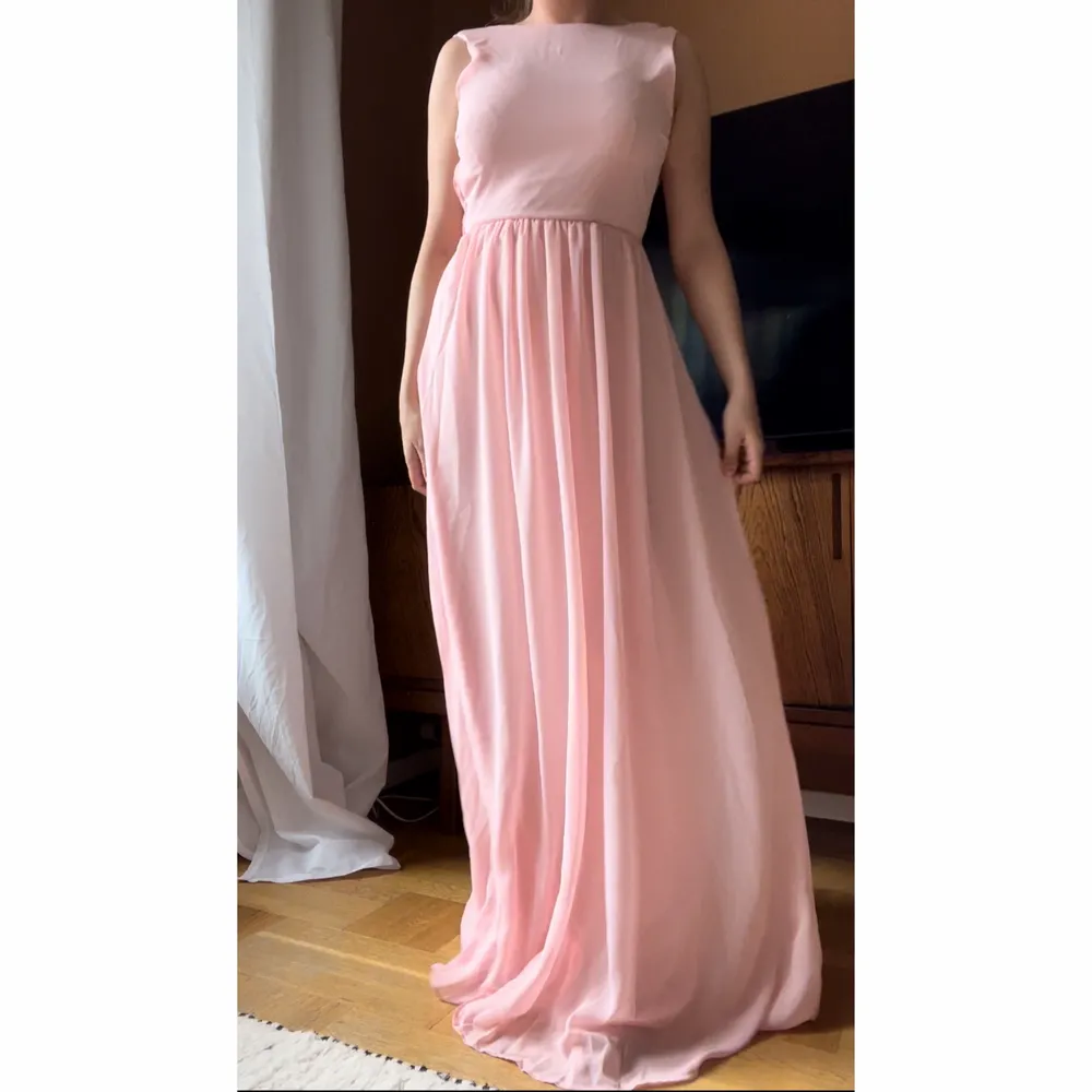 Långklänning från Asos i ljustosa chiffon! Perfekt för en somrig fest, bröllop eller bal.  Använd en gång.  Nypris 749 kr.  Storlek: EU 38, UK 10, S/M Jag kan mötas upp i Uppsala, annars står du för frakt ✌️💕. Klänningar.