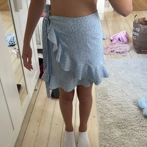 Kjol - Förlåt för bakgrunden men nu säljer jag denna kjol ifrån Shein då den aldrig kommer till användning 💗