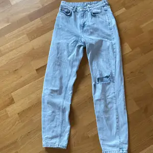 Detta är ett par denim jeans i storlek 34. Längd: 71 cm midja: 33 cm. De är hyfsat bra skick❤️ (jag är inte så säker på var de är köpta)