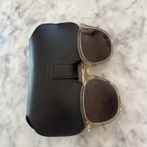 Saint Laurent brillor - Ett par stilrena brillor som passar perfekt för en härlig sommarkväll! Är aldrig använda! 