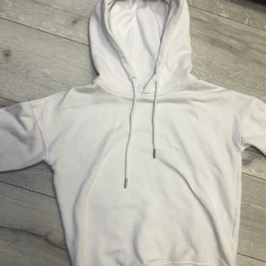 Vit hoodie  - En nästan ny vit hoodie, säljer den då den tyvärr är för liten. Frakten som står är inte säkert att det är så mycket den kostar Om ni har fler frågor är det bara att skriva!